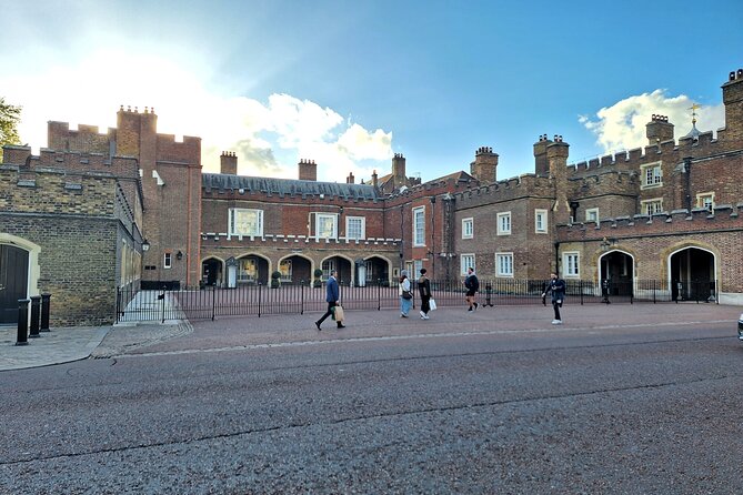 2 Hour Walking Tour from Buckingham Palace to Big Ben - Coronation Station at Parliament Square, Plus the Big Clock Tower Finish