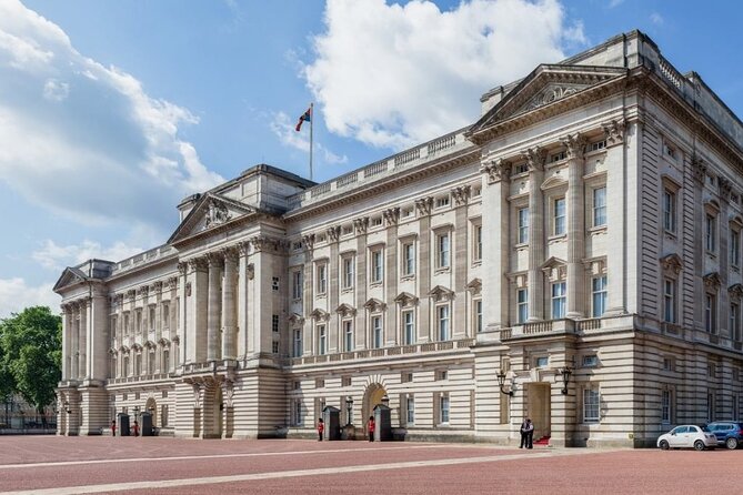4-Hour Private Guided Tour of London on a Classic Itinerary - Trafalgar Square and The Mall: people, statues, and a big London attitude