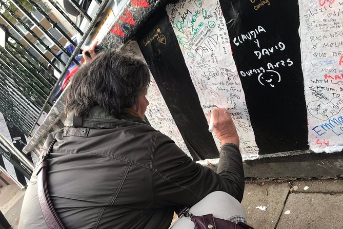 A Beatles London taxi tour and sightseeing experience - Stop 4: Abbey Road Studios and the Zebra Crossing Photo Moment