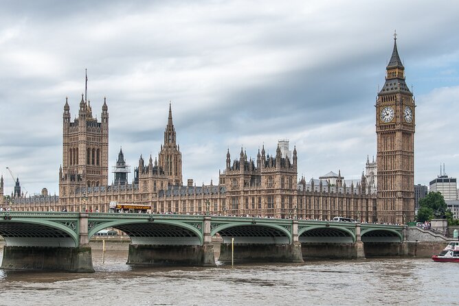 A Muggle's Guide to Harry Potter Walking Tour in London - Trafalgar Square: London’s landmark with Dementor energy