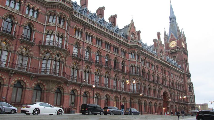 A Muggle's Guide to London: Harry Potter Walking Tour - Temple Underground to a London that feels like the novels