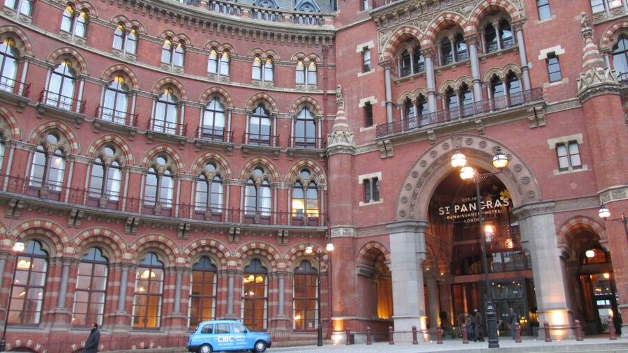 A Muggle's Guide to London: Harry Potter Walking Tour - River Thames broom-ride vibes and the Knight Bus chase