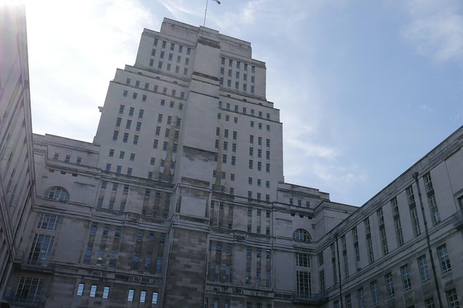 Agatha Christie London Walking Tour - Guides and storytelling: what to expect from the narration