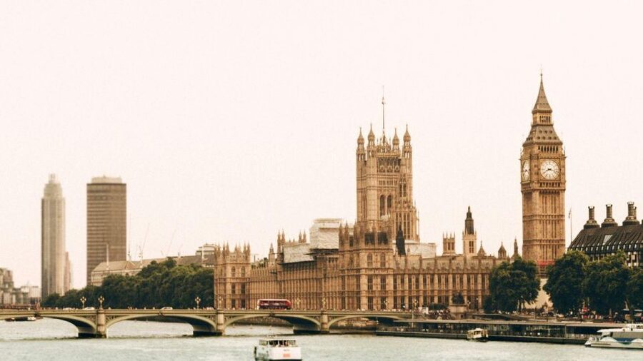 Best of London Walking Tour-3 Hours, Small Group max 10 - Starting at Waterstones: Your First Clue to a Smooth Meeting
