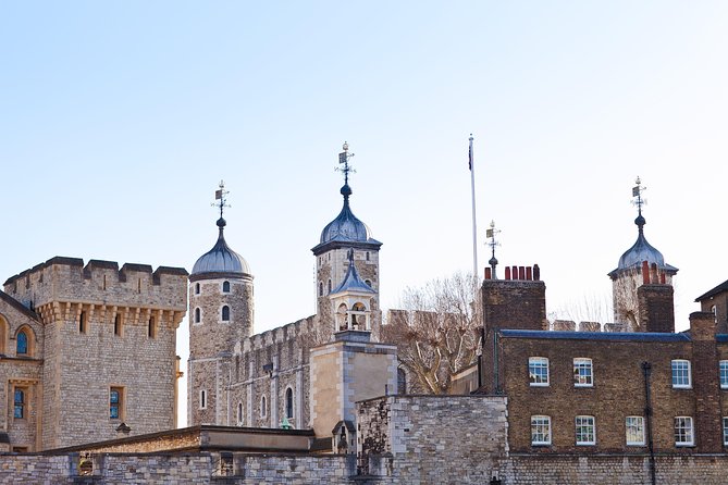 Black Taxi Tour of London: Classic Sightseeing Bespoke & Fun - Trafalgar Square reset: Nelson’s Column and the pulse of London