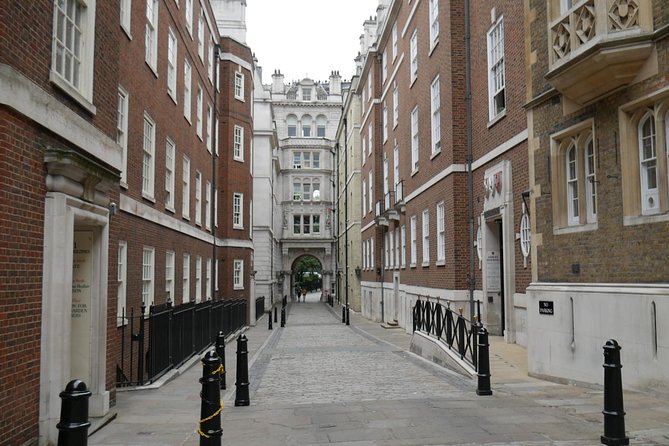 Bridget Jones Walking Tour of Locations - Royal Courts of Justice and That Familiar Zebra Crossing