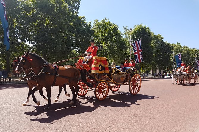 British Royalty walking tour including The Changing Of The Guard! - What the guide teaches you about the royals and London