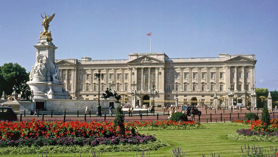 Buckingham Palace and Stonehenge Tour - Stonehenge with audio guidance: theories, timing, and what to listen for