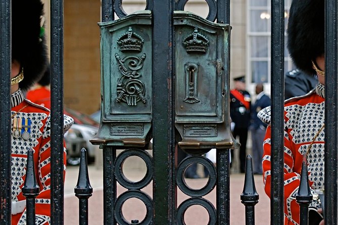 Buckingham Palace and Vintage Bus Tour of London - The Midday Gap Between Bus and Palace: How to Handle It Smartly
