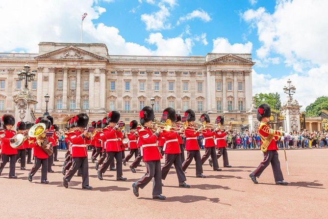 Buckingham Palace and Windsor Castle Self-Guided Tour with Coach - Getting to the Right Place in Victoria (The Entry Trick)