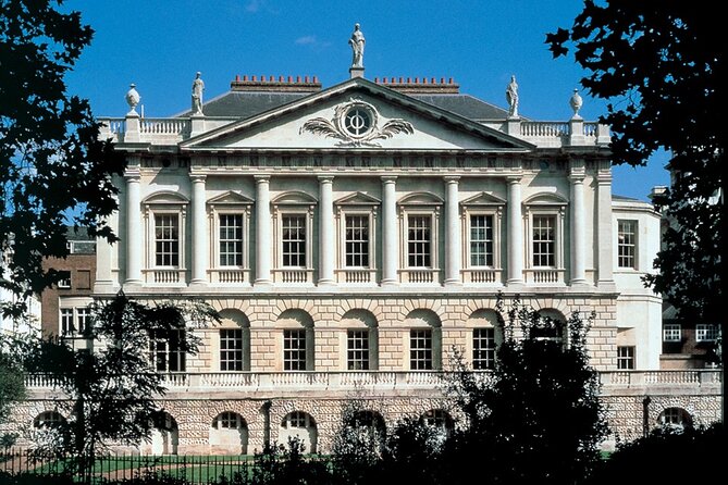 Buckingham Palace, St James Palace & Tea at Kensington Palace - The Mall and St James Palace area, royal sites you cannot fully tour