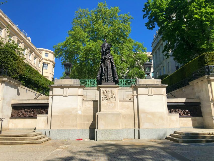 Buckingham Palace Visit and Changing of the Guard Tour - Meet at Waterloo Place, then get your bearings fast