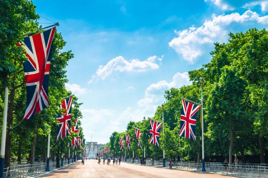 Buckingham Palace & Windsor Castle: Full-Day Tour - Meeting point at The King’s Gallery: start early, start centered