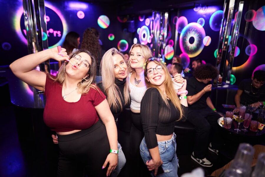 Camden Pub Crawl & Bar Tour London - Dress code and ID rules that can save you from a frustrating stop