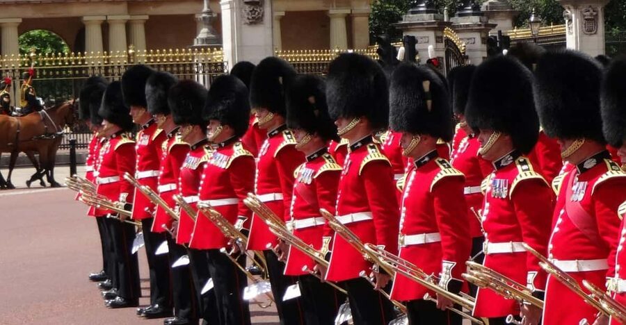 Changing of the Guard Experience in London - Meeting at Green Park, then moving like a pro