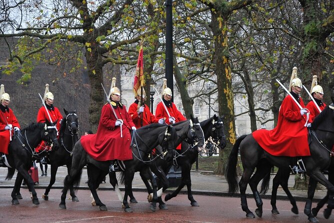 Changing of the Guard Guided Walking Tour in London - What You Gain From the Local Guide (Not Just the Route)