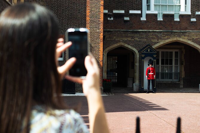 Changing of the Guard & Royal Food Tour with 15+ Tastings - Timing and Logistics: 3 to 4 Hours, 10 People, Walk-Based