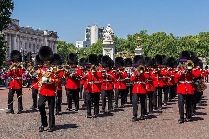 Changing of the Guard Walking Tour in London at Buckingham Palace - Buckingham Palace in 10 minutes: what you will see and what you will not