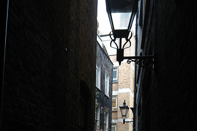 Charles Dickens Old London - Very Small Group Tour - Royal Exchange and Scrooge’s London: Between Old Announcements and Modern Shops