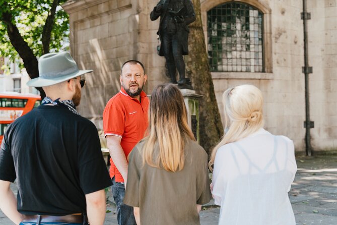 City of London Historic Walking Tour (With Rooftop Visit<em>) – Key Highlights You Should Know Before You Go’ /></p>
<ul>
<li><strong>Small group size (up to 20 travelers)</strong> makes it easier to follow along and get answers</li>
<li><strong>A rooftop garden visit on Sundays and Mondays</strong> at Garden at 120, included on those days only</li>
<li><strong>A tight, landmark-heavy route</strong> through Wren churches, the City’s financial core, and the Thames</li>
<li><strong>Real City boundary lore</strong> at Temple Bar, including how the City boundary has been marked for centuries</li>
<li><strong>Camera-ready viewpoints</strong> at places like St Paul’s and the Monument area (plus optional stairs)</li>
</ul>
<h2>A 3-Hour City of London Walk That Connects Roman Roots to Modern Icons</h2>
<p><img width="669" height="446" decoding="async" src=