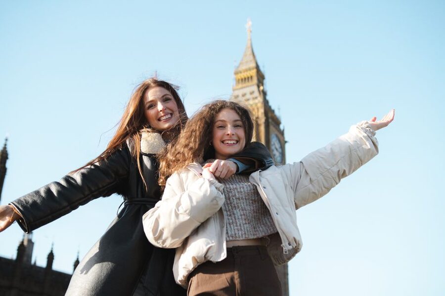 Couple’s photo: Romantic photoshoot in London - Meeting your photographer near Boudiccan Rebellion