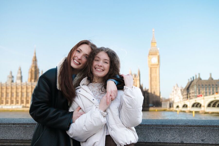 Couple’s photo: Romantic photoshoot in London - Posing help that makes you feel confident (not staged)