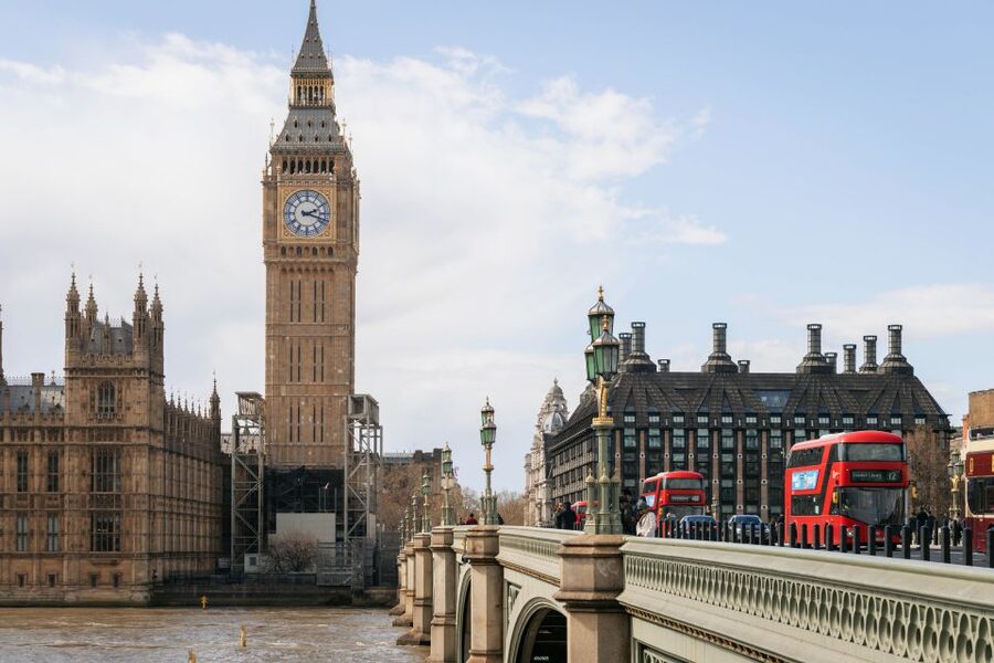 Couple’s photo: Romantic photoshoot in London - The one thing not included: Big Ben entry ticket