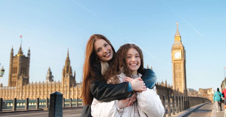 Couple’s photo: Romantic photoshoot in London - Getting Big Ben photos that look like you planned them
