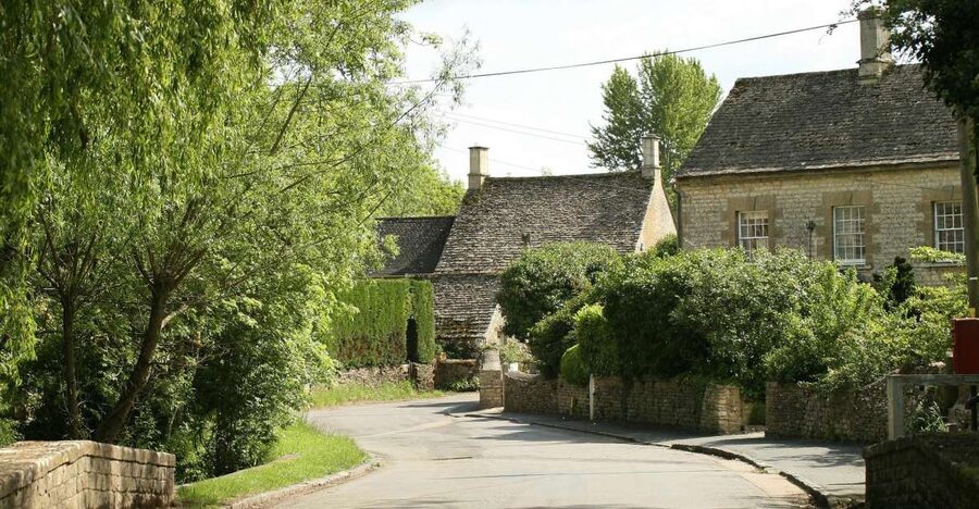 Downton Abbey Film Locations & Blenheim Palace Day Tour - Bampton village: walking Downton’s real street plan