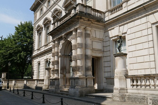 Downton Abbey Town and Country Tour from London by Private Black Taxi - Stop 4: Grantham House exterior in central London, a quick but satisfying finale