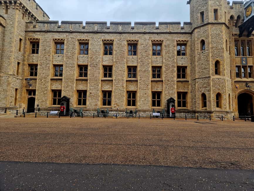 Easy Access Tower of London Royal Secrets & Scandals Tour - Meeting point and the 15-minute rule that matters