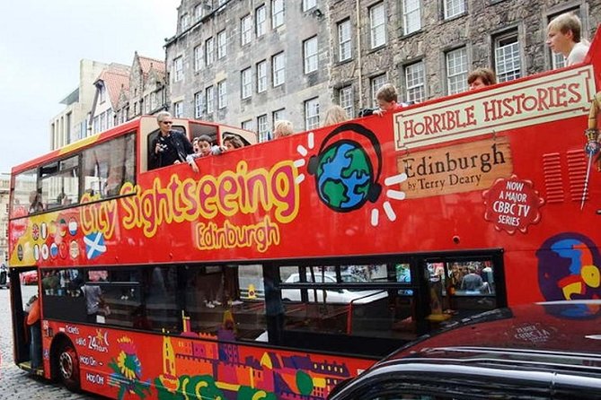 Edinburgh Rail Trip from London with Castle entry and Hop-on Hop-off bus - Princes Street and the Gardens: New Town Views for 45 Minutes