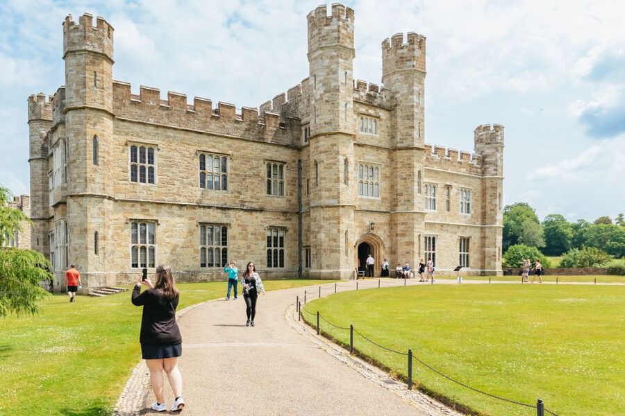 From London: Leeds Castle, Canterbury Cathedral & Dover - A smooth Kent day trip from Victoria Coach Station