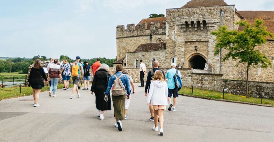 From London: Leeds Castle, Canterbury Cathedral & Dover - Using Vox Radioguide on the way to Canterbury