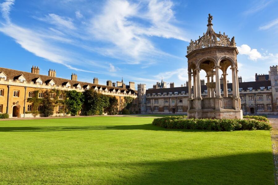 From London: Oxford and Cambridge Guided Day Tour - Getting to the start point near Earls Court