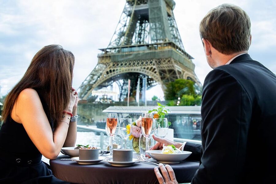 From London: Paris Tour with Sightseeing Bus & Lunch Cruise - Getting your bearings at Gare du Nord: turn the free time into momentum