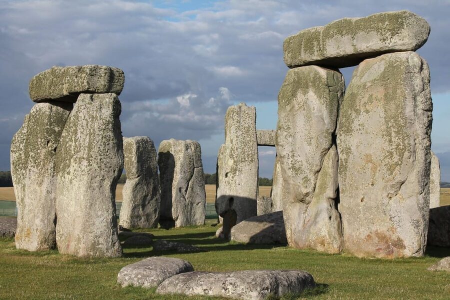 From London: Stonehenge Day Trip with Audioguide - Getting Started at Victoria, Bus Stop Z9, and the Willow Walk Pub Check-In