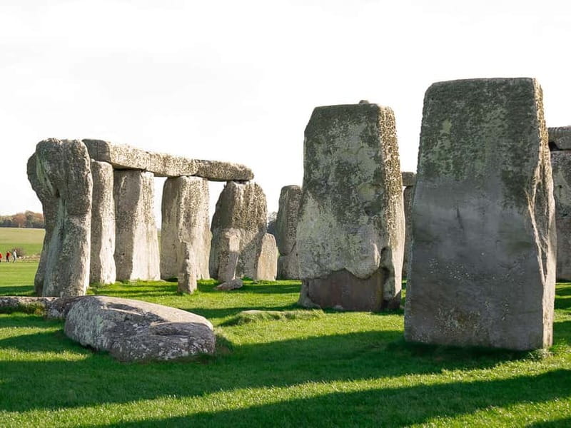 From London: Stonehenge & Windsor Castle Tour with Tickets - Coach comfort and onboard live commentary in English