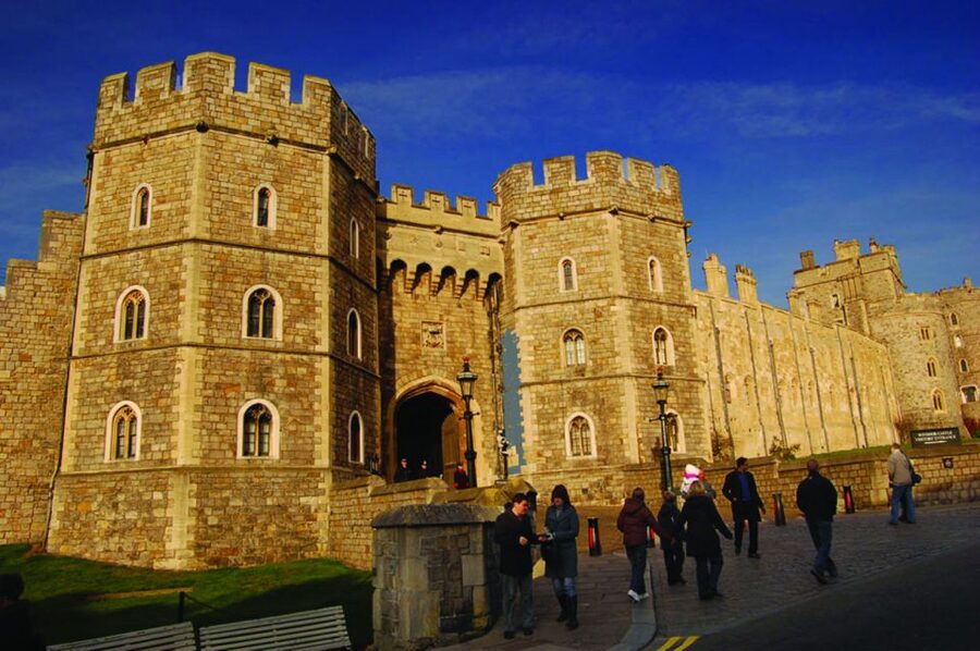 From London: Windsor Castle and Stonehenge Day Trip - A 10-hour combo of royal power and prehistoric awe