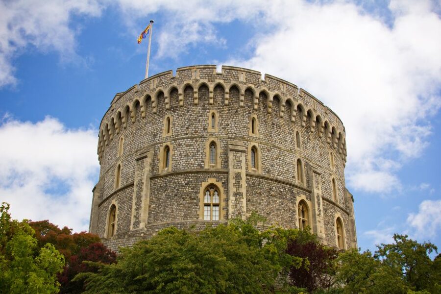 From London: Windsor, Stonehenge, & Salisbury Cathedral Trip - Getting Oriented: Golden Tours Signage and Gloucester Road Timing