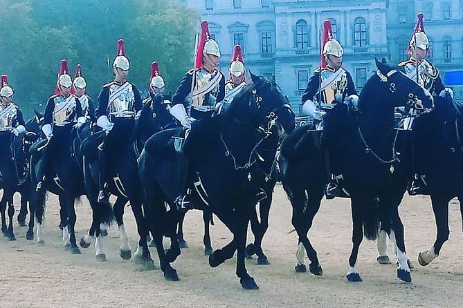 Full Royal Tour: Royal London & Buckingham Palace Tour - Trafalgar Square: The Easy Win Stop For First-Time London Photos