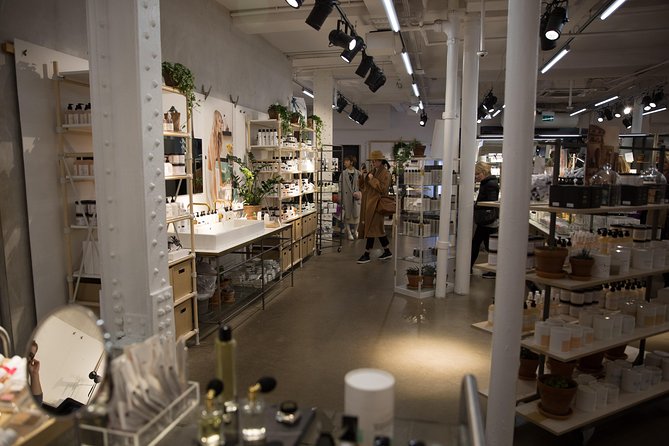 Fun London Shopping Tour - Private and Personalised - Entering London’s best shopping lanes for sustainable finds