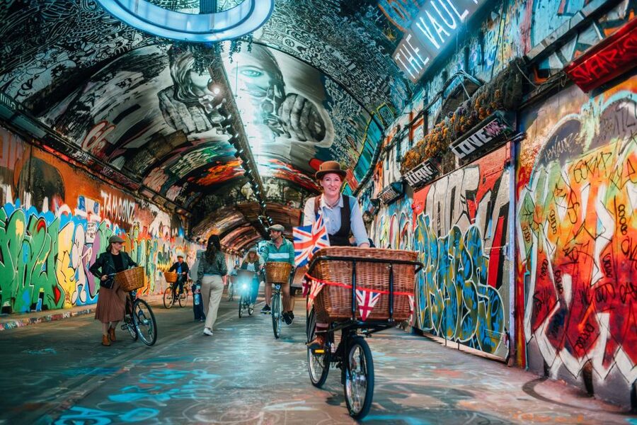Gin Safari: Boozy London History on Two Wheels - How London’s gin obsession becomes a bike ride with a point