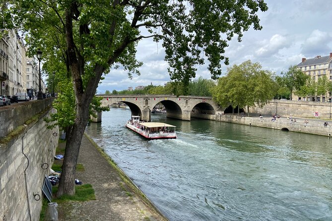 Guided Luxury Paris Day Trip with Optional Lunch at the Eiffel Tower - Photo stop at the Louvre, smart if you want a taste, not a full museum day