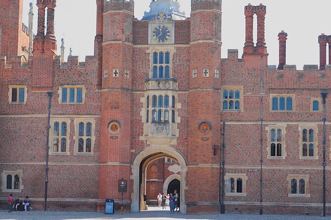 Hampton Court Guided Tour. Full day Access & High Tea - Stop 2: Guided Palace Highlights in Tudor Rooms