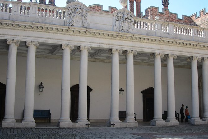 Hampton Court Palace 3hr tour: Henry VIII's & William III's intriguing Palaces - Getting oriented at the West Front Gatehouse