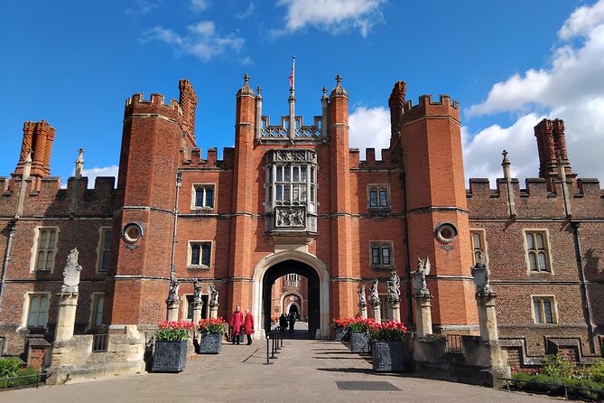Hampton Court Palace Private Guided Tour - Jo Cooper: the guide with Tudor theatre instincts