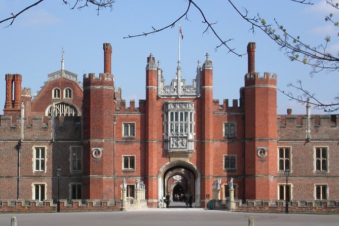 Hampton Court Palace Private Tour - Secrets of Henry VIII - Meet Siobhan Clarke, Tudor Historian and Guide