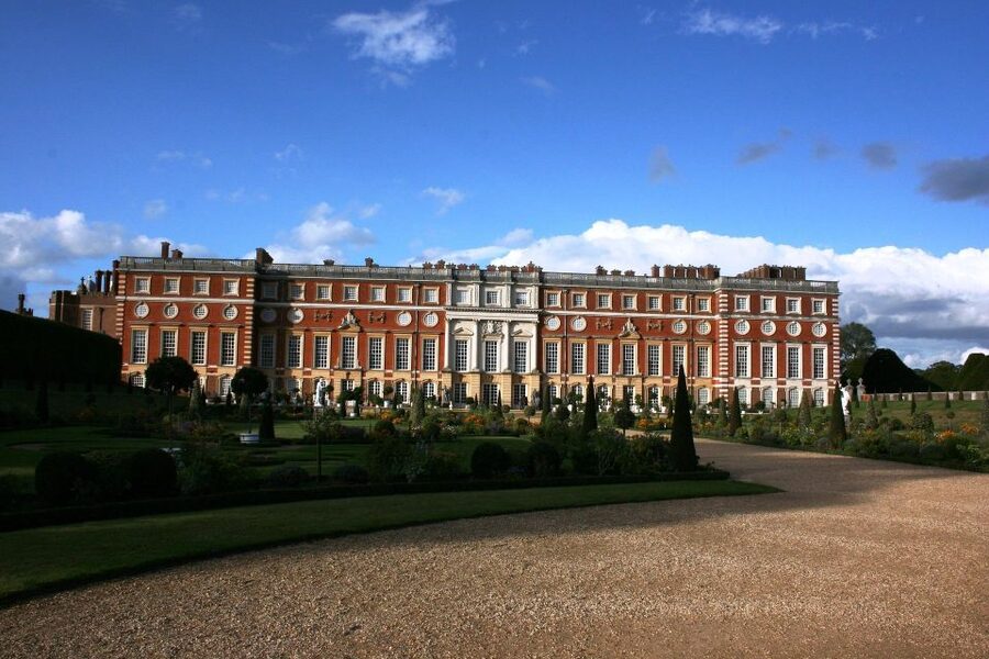 Hampton Court Palace Private tour With Fast Track Entry - Inside Hampton Court: Royal State Rooms Without the Crowd Pressure