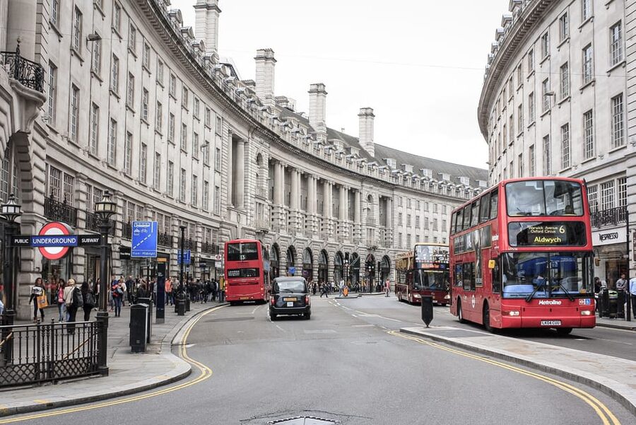 Harry Potter Private Tour of London in Spanish - Film locations that make Piccadilly Circus feel like a movie set